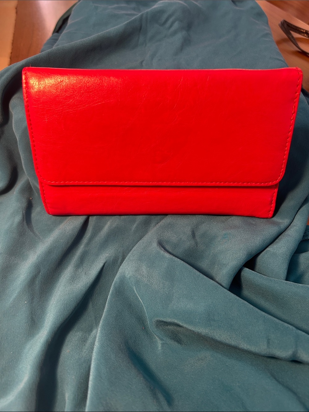 Red Mundi Women’s Clutch Wallet